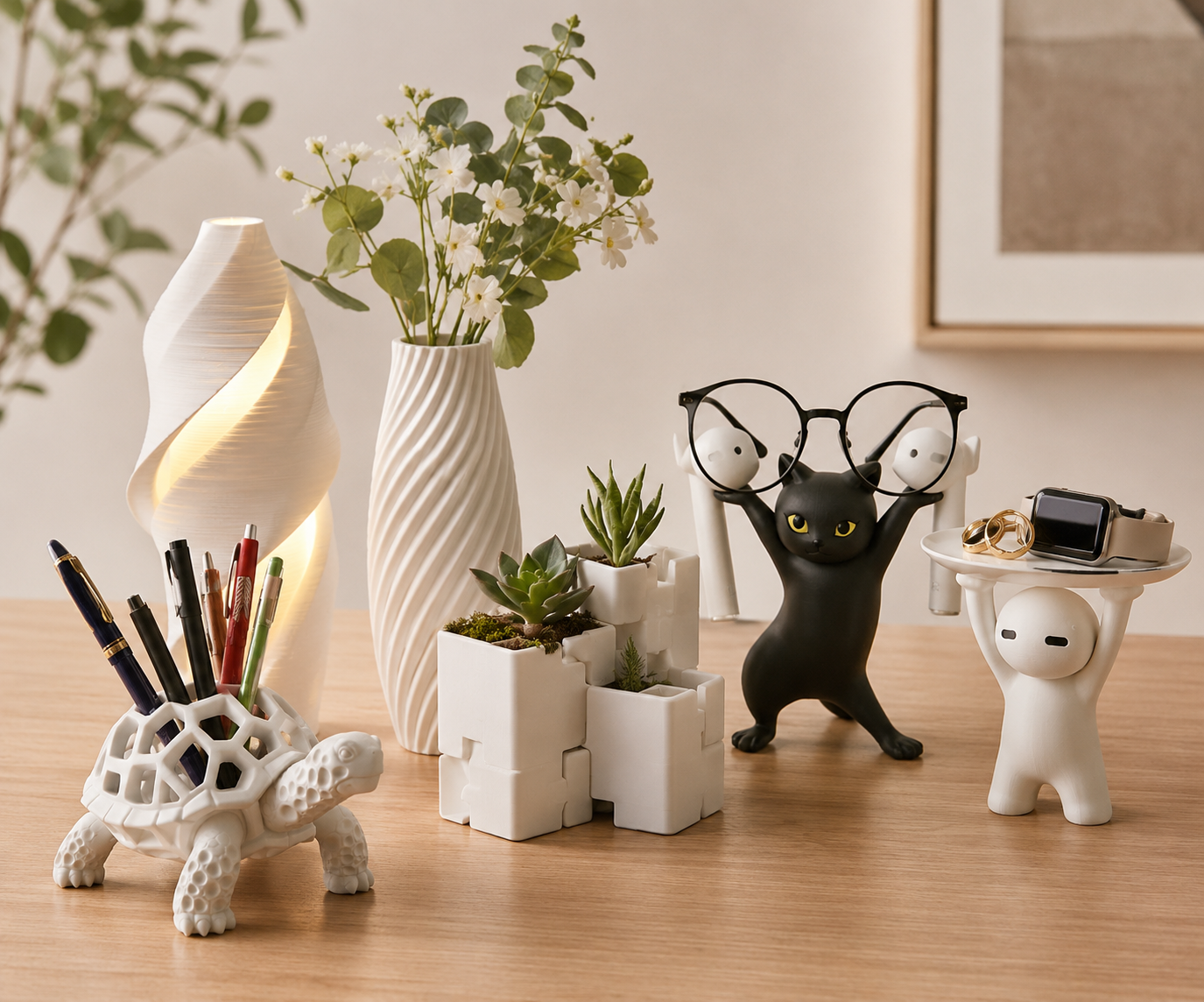 Bộ phụ kiện decor bàn làm việc in 3D sáng tạo gồm ống cắm bút hình rùa, giá đỡ mắt kính hình mèo đen, khay đựng đồng hồ robot và đèn bàn xoắn ốc.