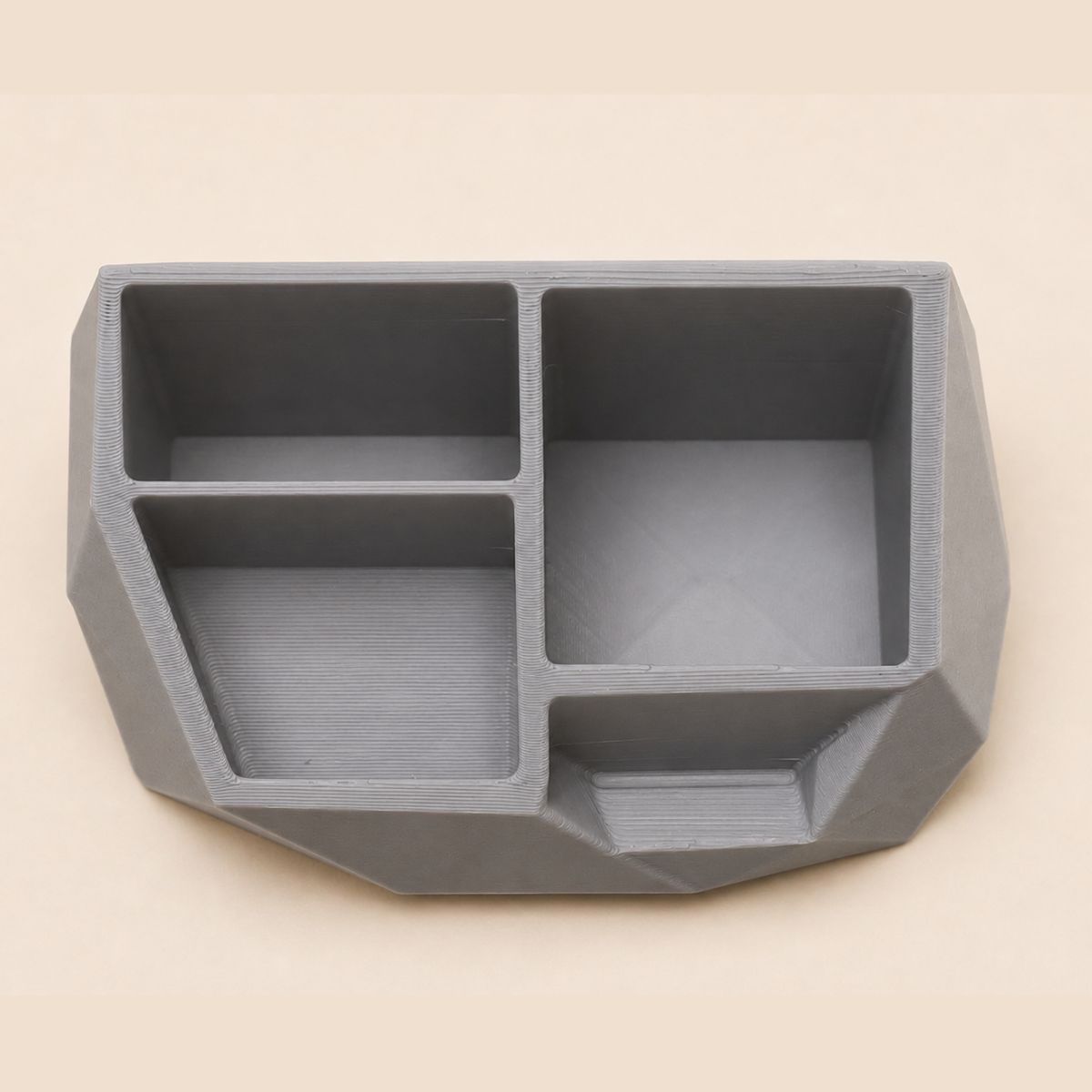 Khay Đựng Bút Để Bàn Hình Đa Giác In 3D Khay đựng bút để bàn in 3D màu xám nhìn chính diện